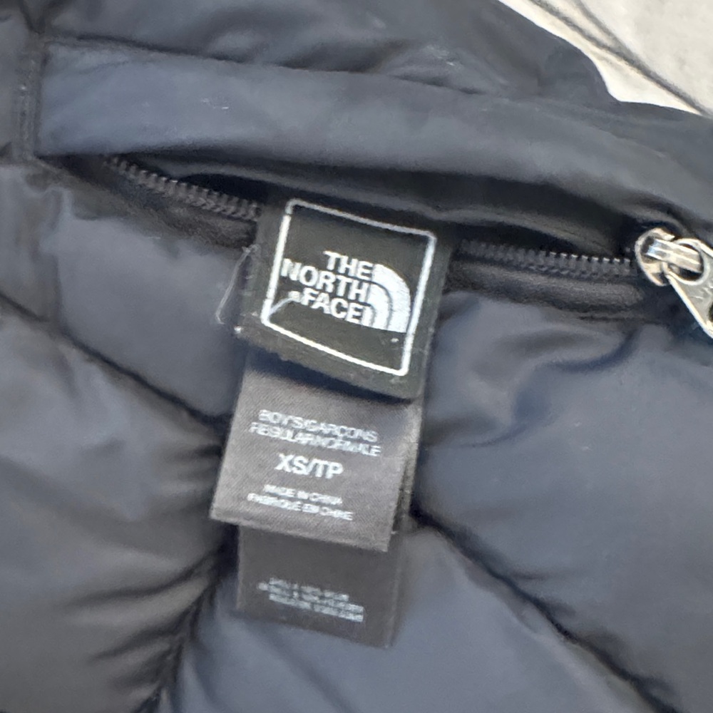 The North Face boys 550 jacket size XS reversible, black, and plaid gray - Picture 4 of 4